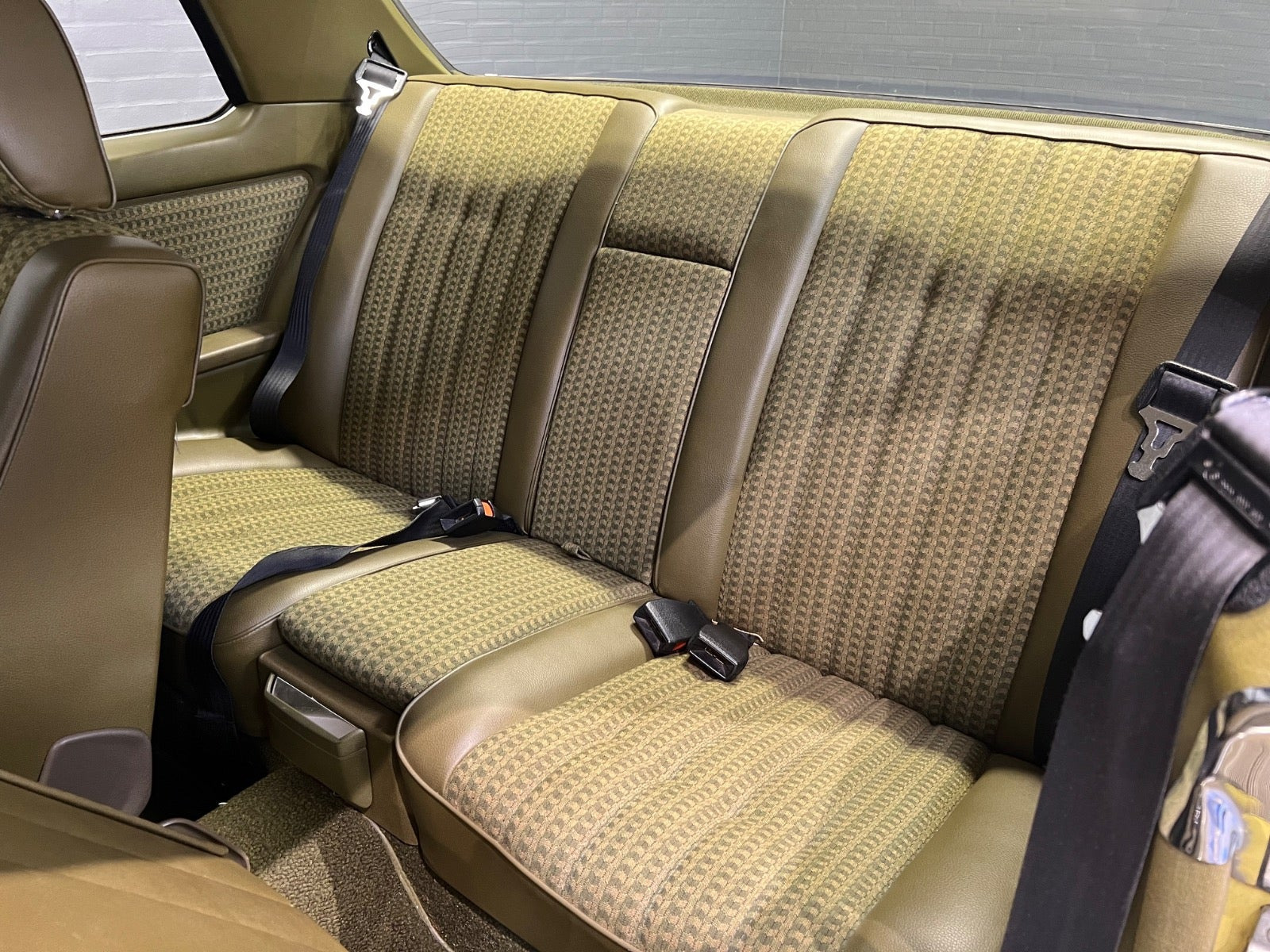 Grøn Mercedes 230 C fra 1979