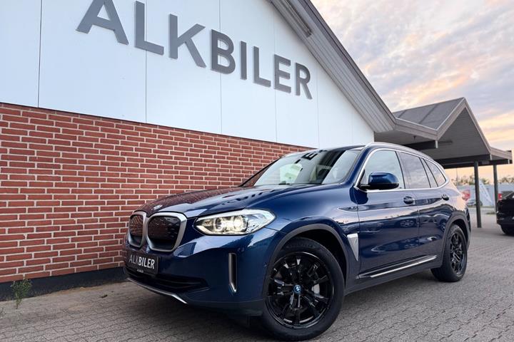 Blå BMW iX3 fra 2021 set udefra