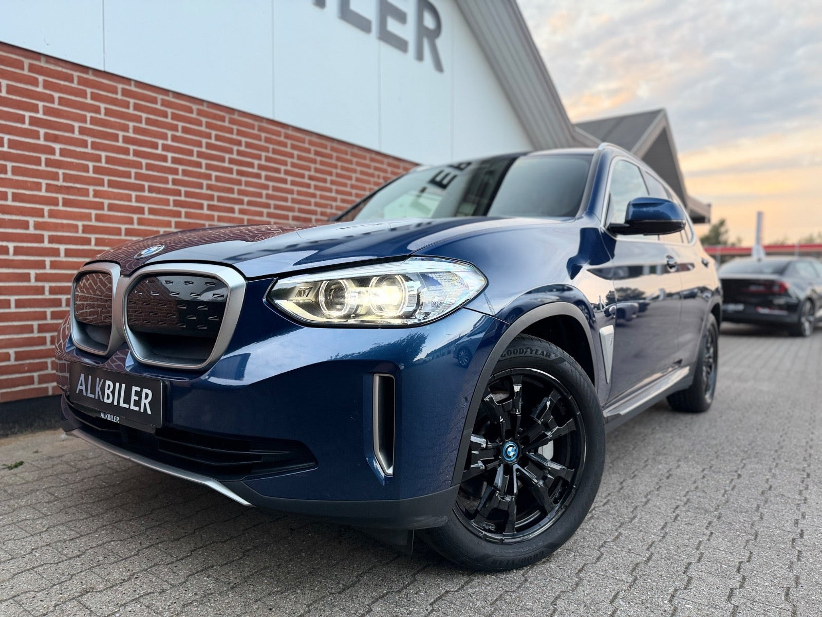 Blå BMW iX3 fra 2021