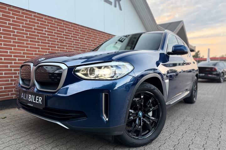 Blå BMW iX3 fra 2021