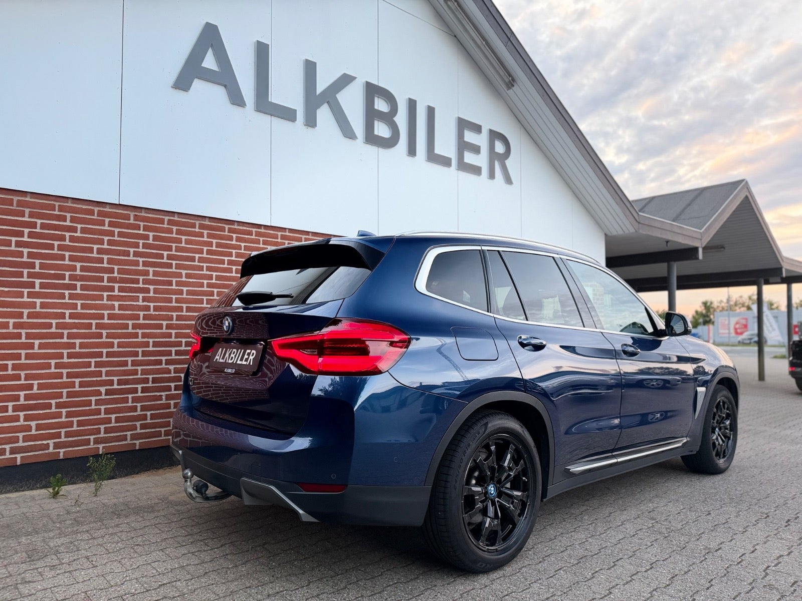 Blå BMW iX3 fra 2021