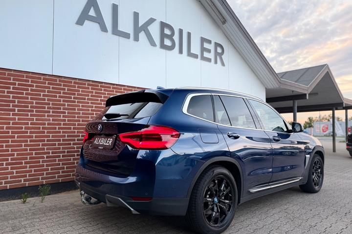 Blå BMW iX3 fra 2021