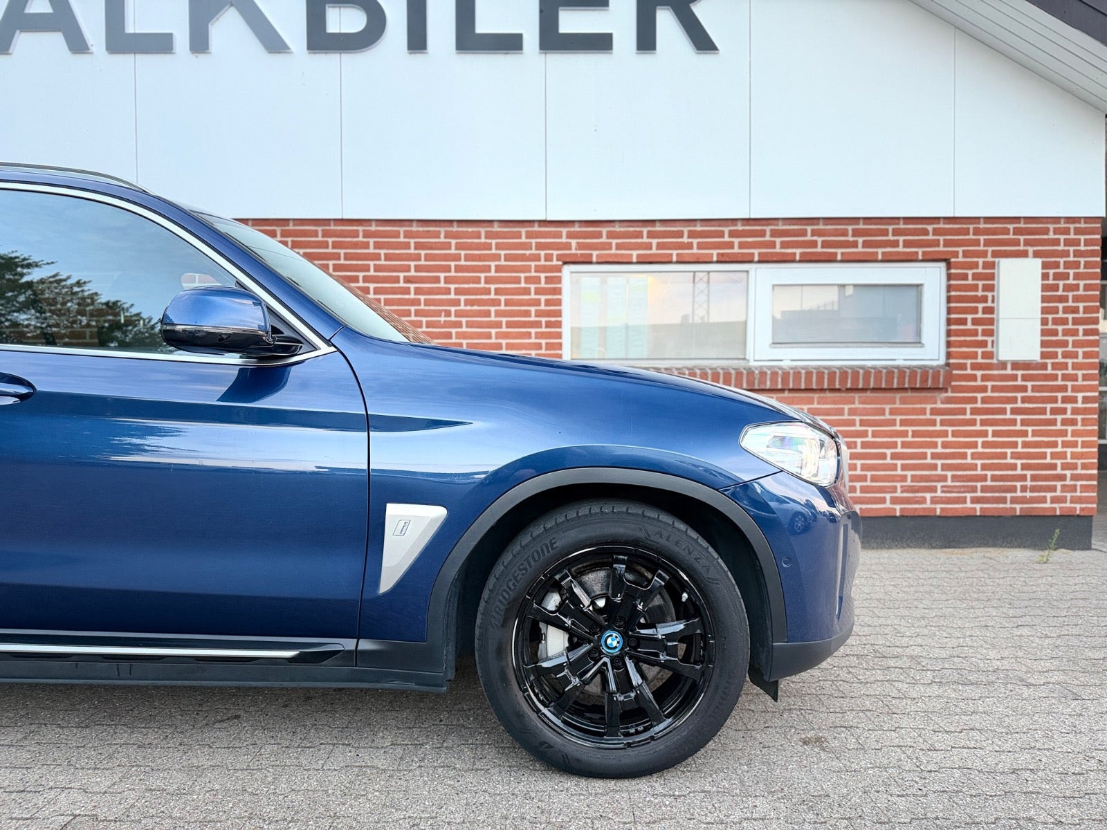 Blå BMW iX3 fra 2021