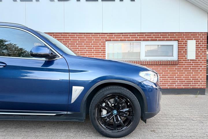 Blå BMW iX3 fra 2021