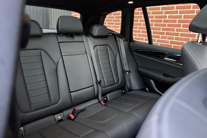 Blå BMW iX3 fra 2021