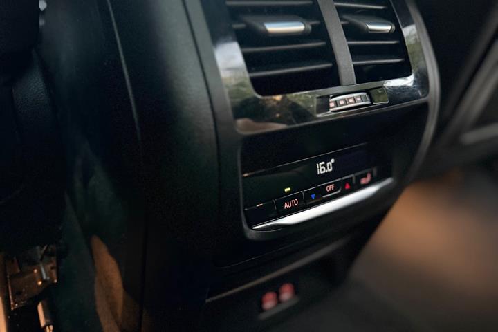 Blå BMW iX3 fra 2021