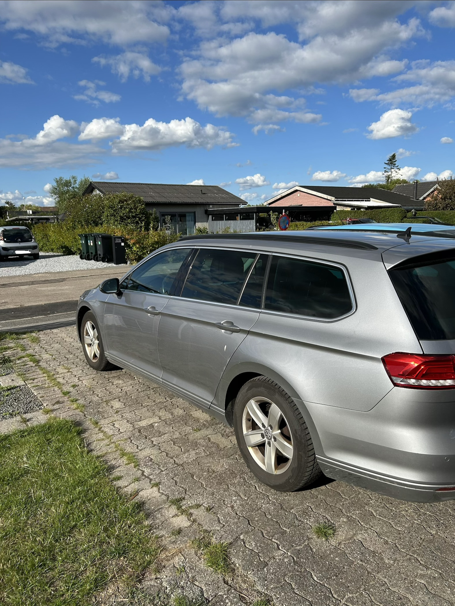 Grå VW Passat fra 2017