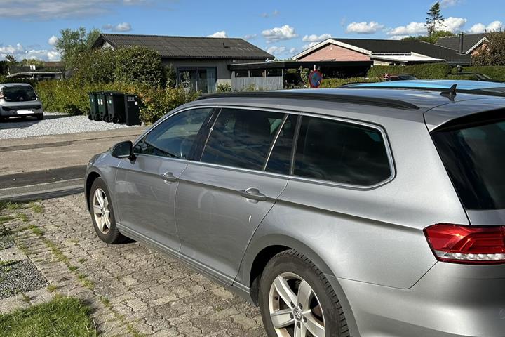 Grå VW Passat fra 2017