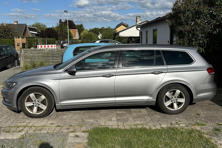 Grå VW Passat fra 2017