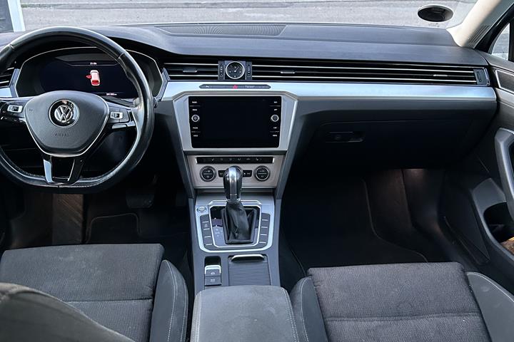Grå VW Passat fra 2017