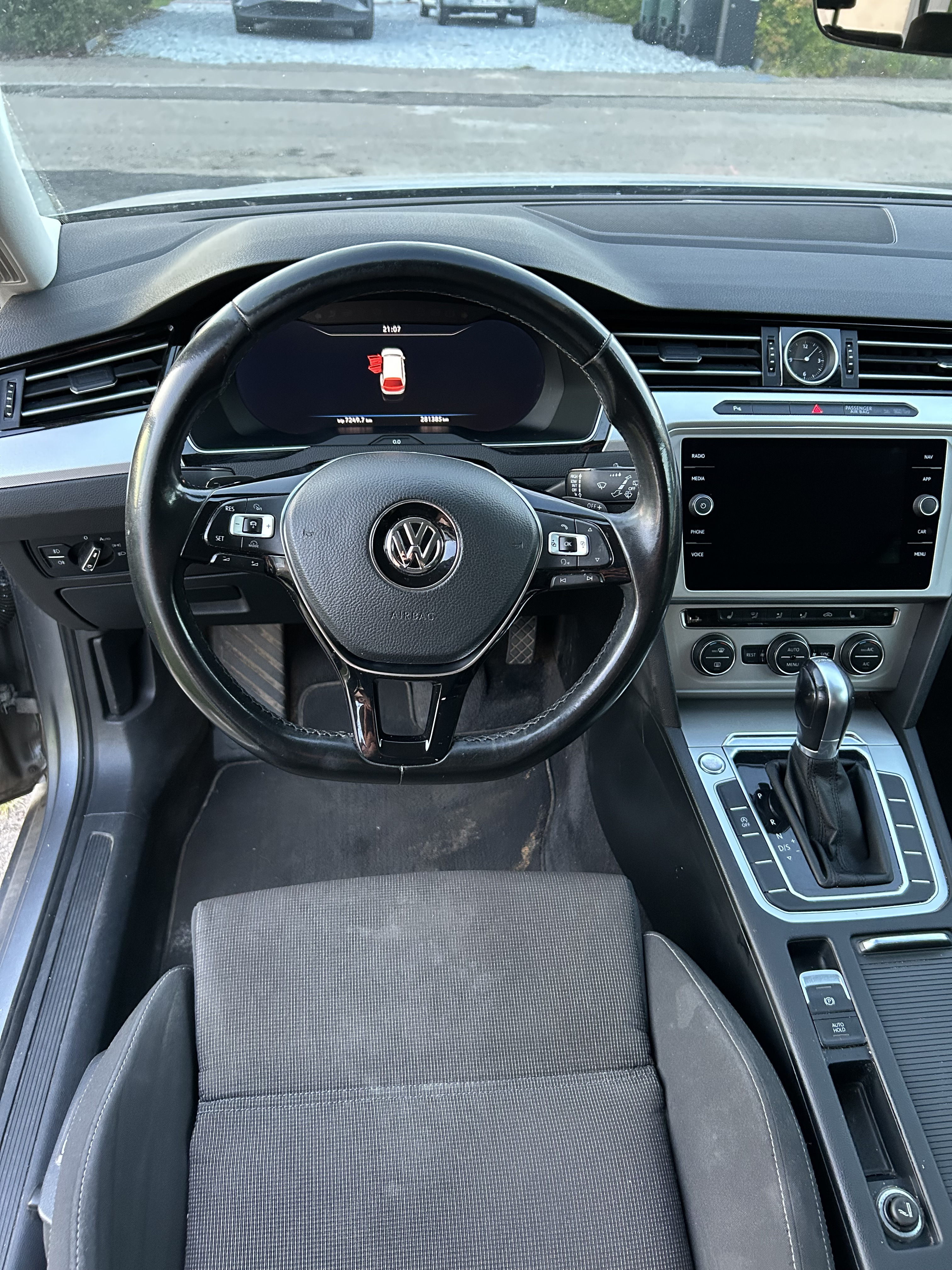 Grå VW Passat fra 2017
