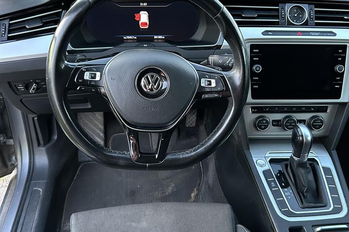 Grå VW Passat fra 2017