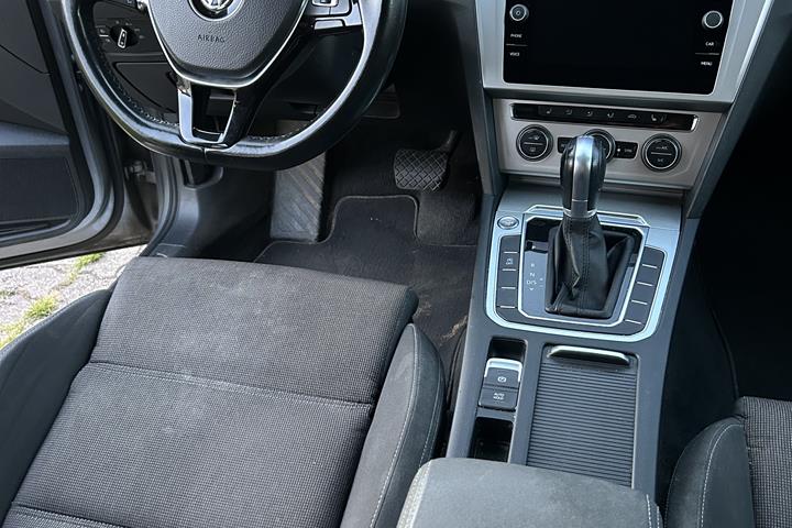 Grå VW Passat fra 2017