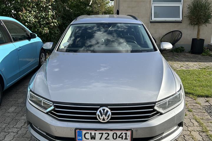 Grå VW Passat fra 2017