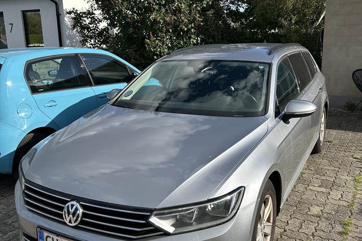 Grå VW Passat fra 2017