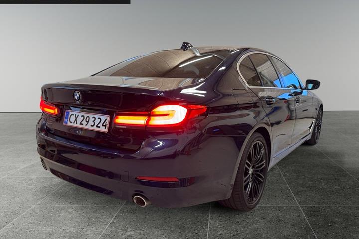Blå BMW 520d fra 2020