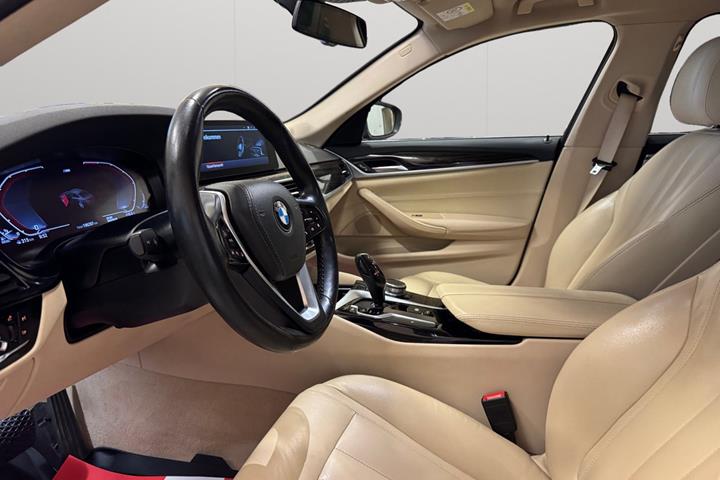 Blå BMW 520d fra 2020