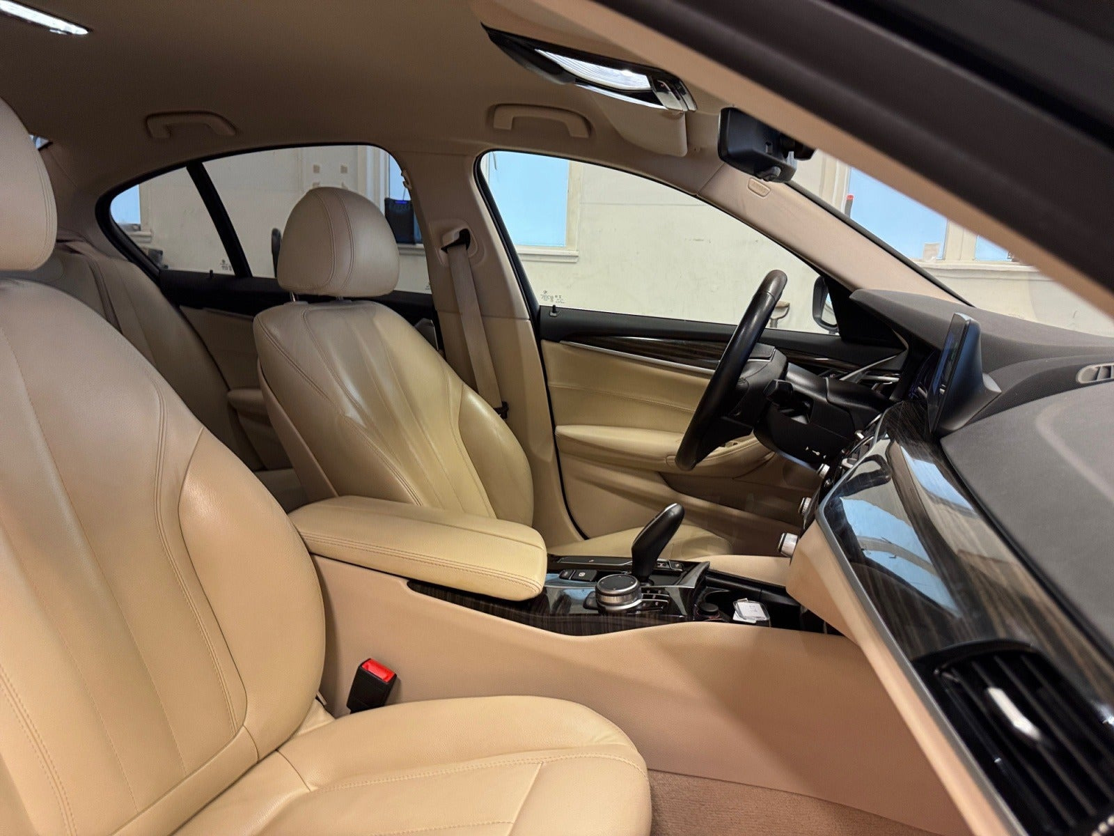 Blå BMW 520d fra 2020