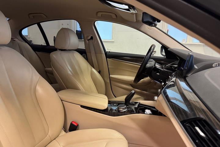 Blå BMW 520d fra 2020