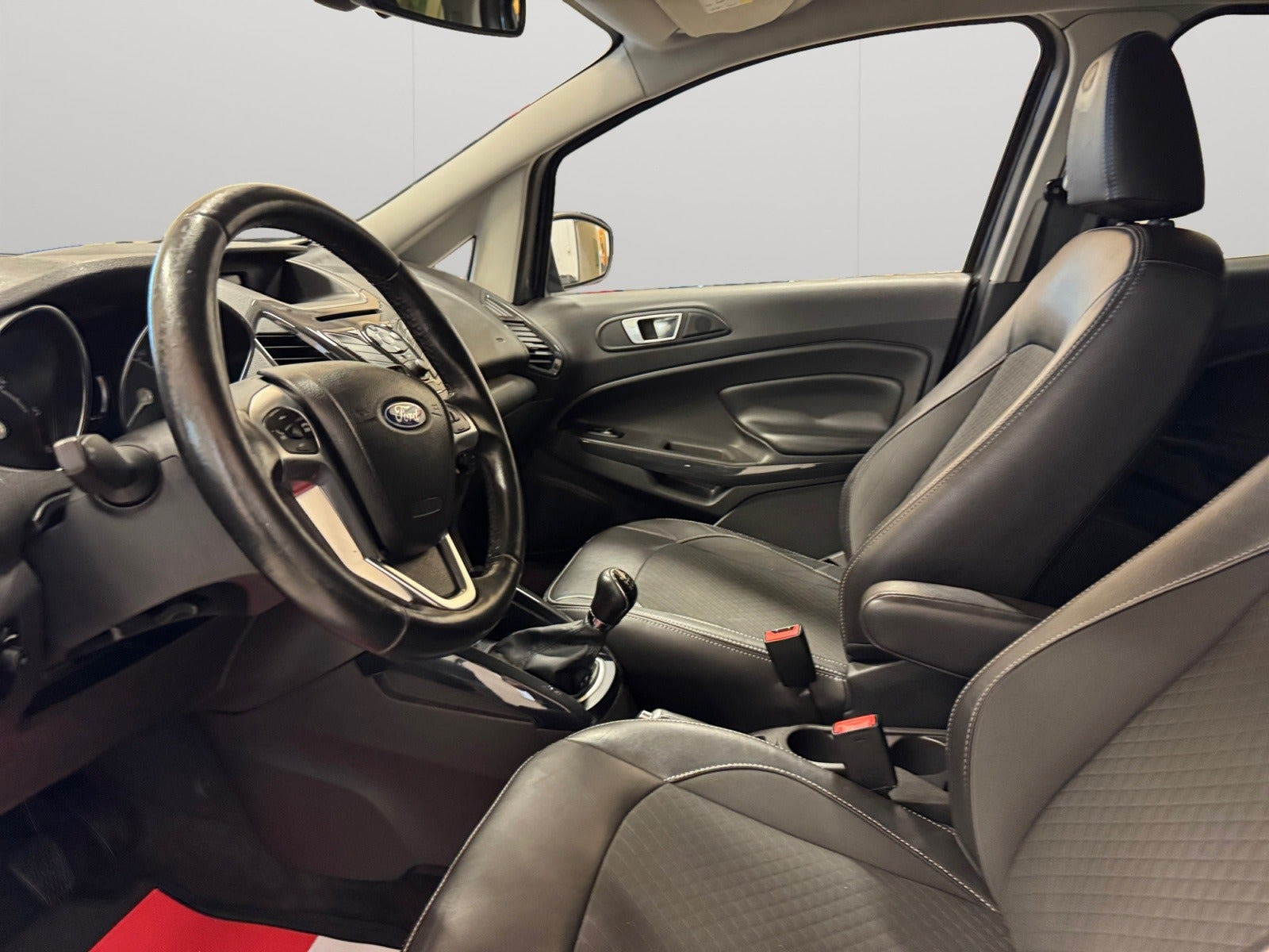 Grå Ford EcoSport fra 2016