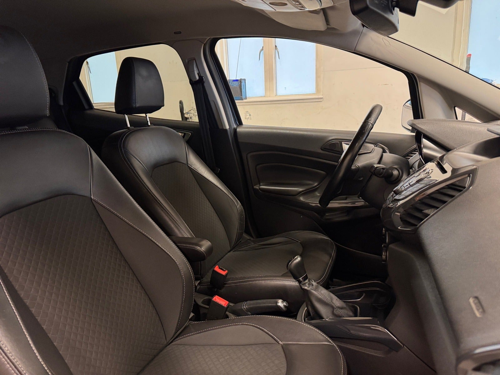 Grå Ford EcoSport fra 2016