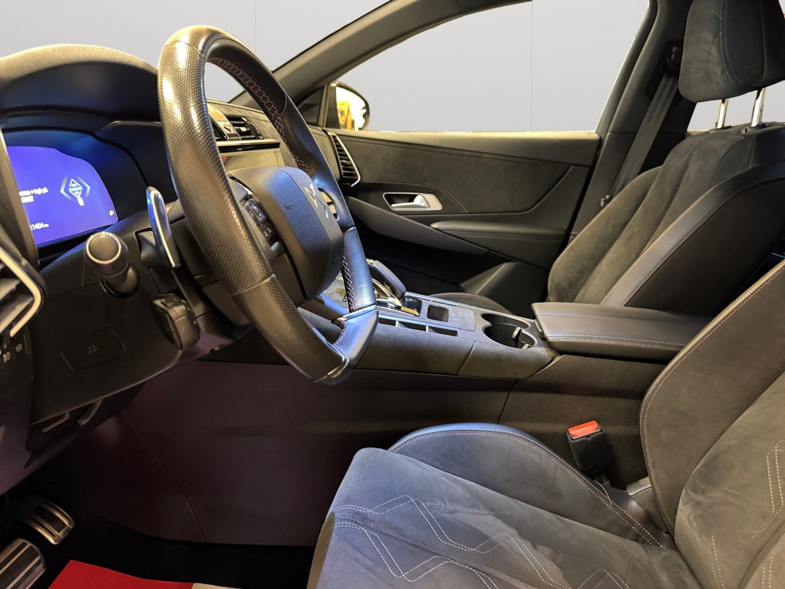 Sort DS DS 7 CrossBack fra 2021 set indefra