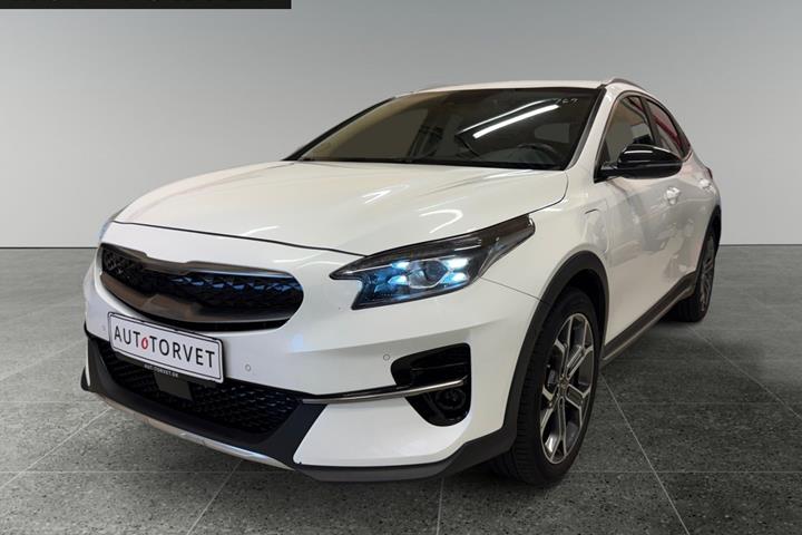 Hvid Kia XCeed fra 2022 set udefra