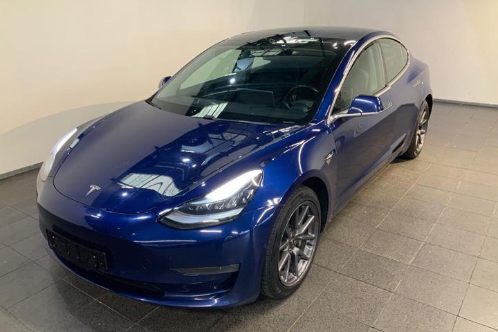 Blå Tesla Model 3 fra 2019 set udefra