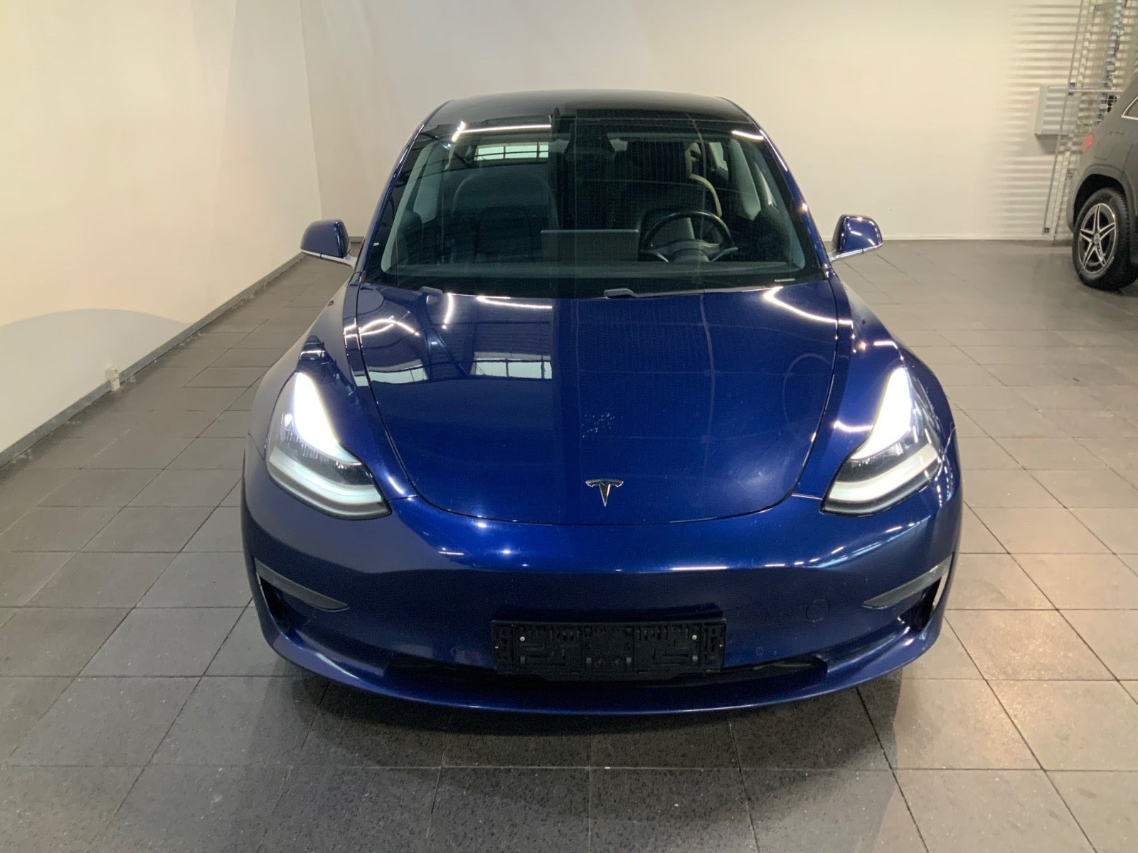 Blå Tesla Model 3 fra 2019