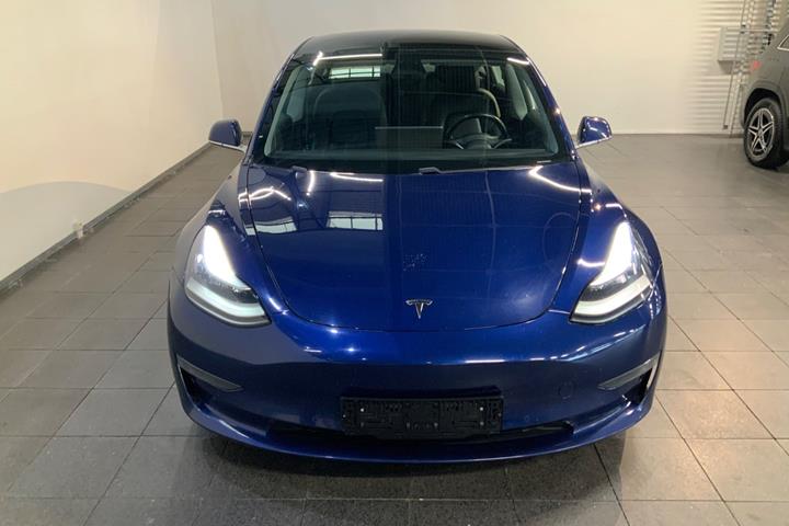 Blå Tesla Model 3 fra 2019