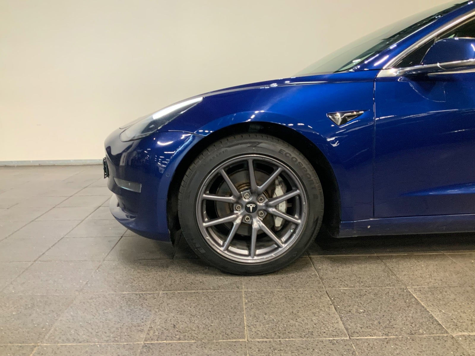 Blå Tesla Model 3 fra 2019