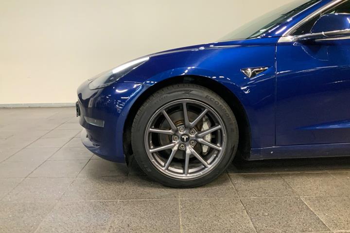 Blå Tesla Model 3 fra 2019