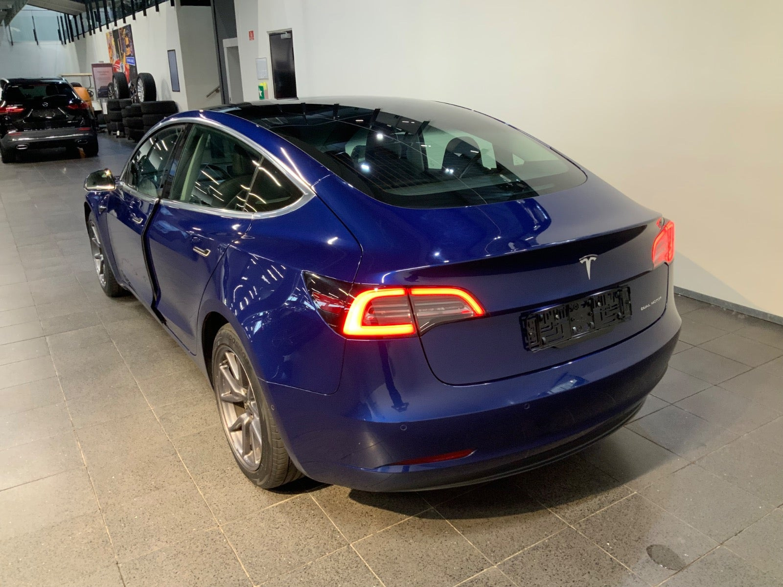 Blå Tesla Model 3 fra 2019