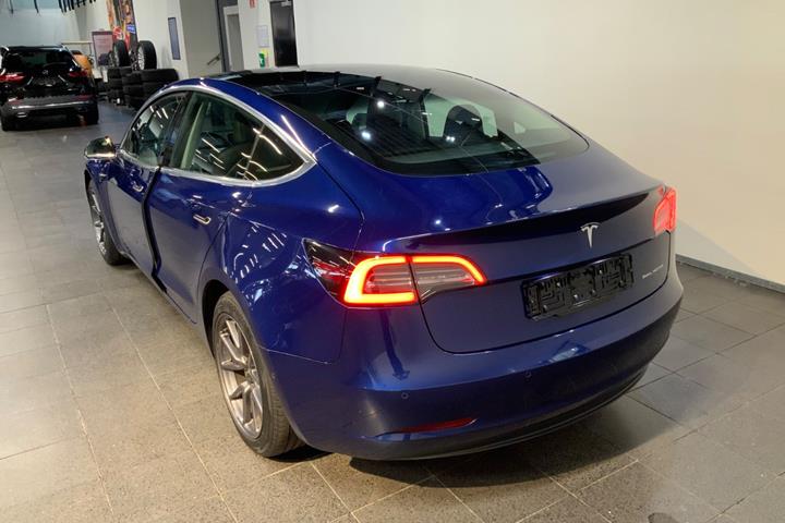 Blå Tesla Model 3 fra 2019