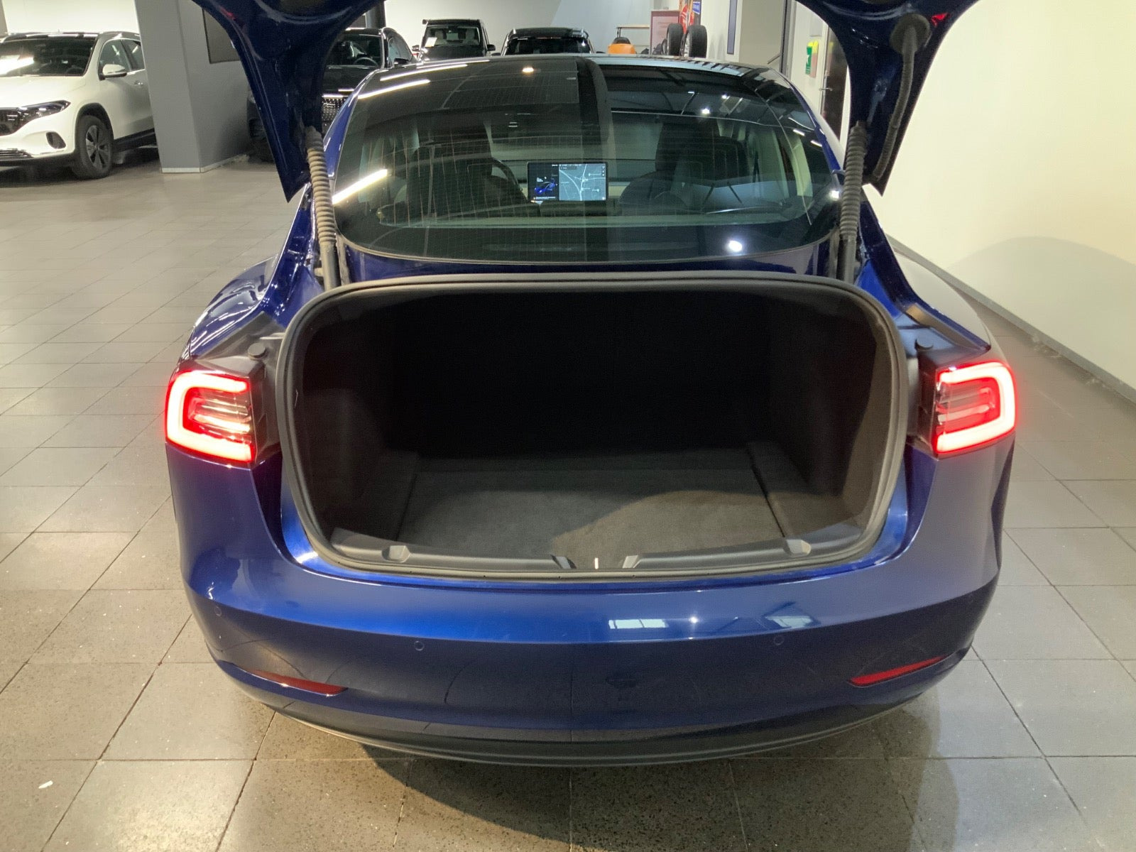 Blå Tesla Model 3 fra 2019