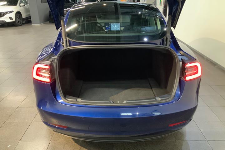 Blå Tesla Model 3 fra 2019