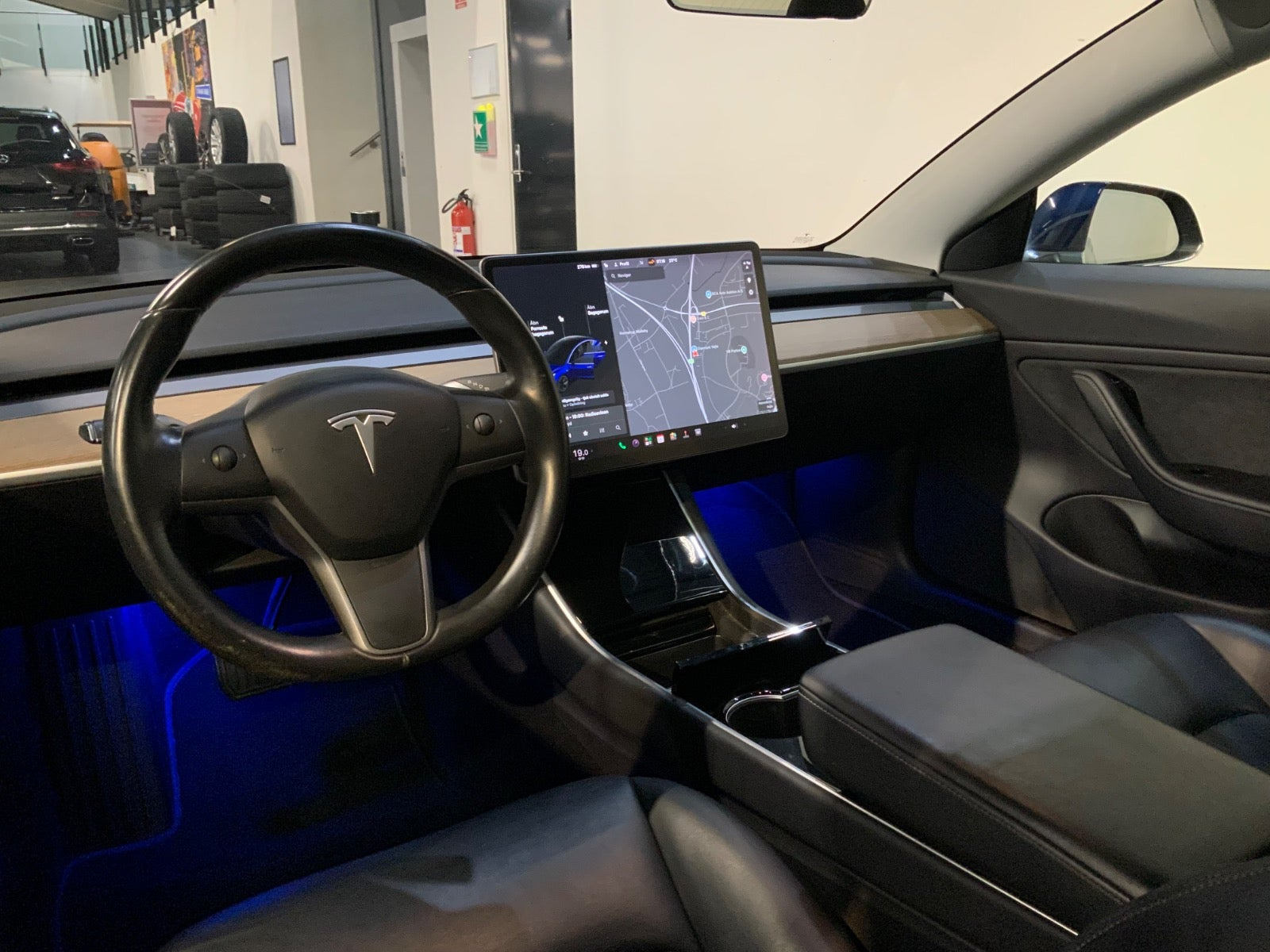 Blå Tesla Model 3 fra 2019