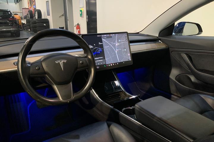 Blå Tesla Model 3 fra 2019