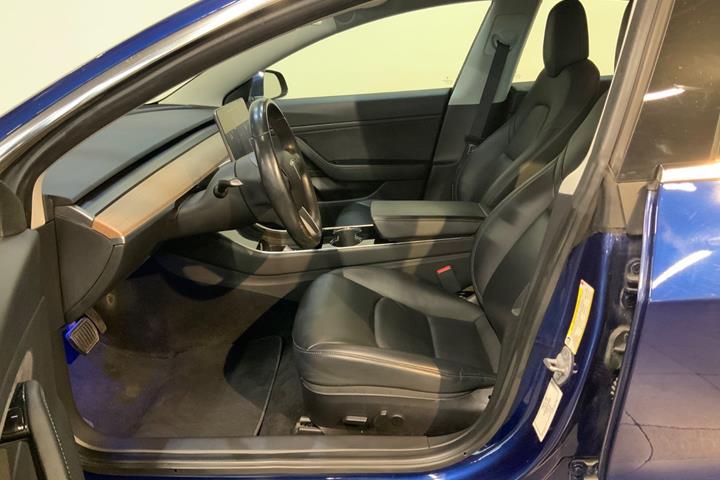 Blå Tesla Model 3 fra 2019