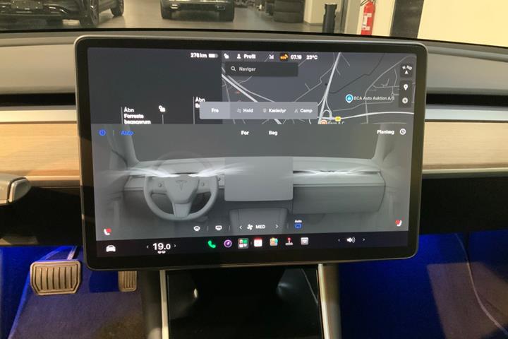 Blå Tesla Model 3 fra 2019