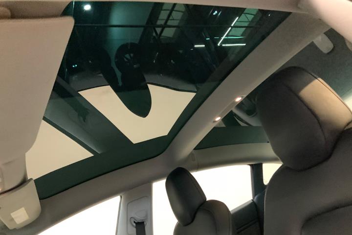 Blå Tesla Model 3 fra 2019