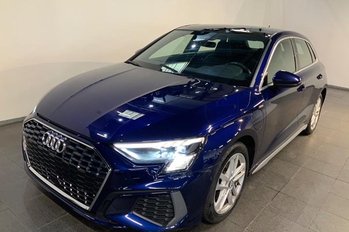 Blå Audi A3 fra 2021 set udefra