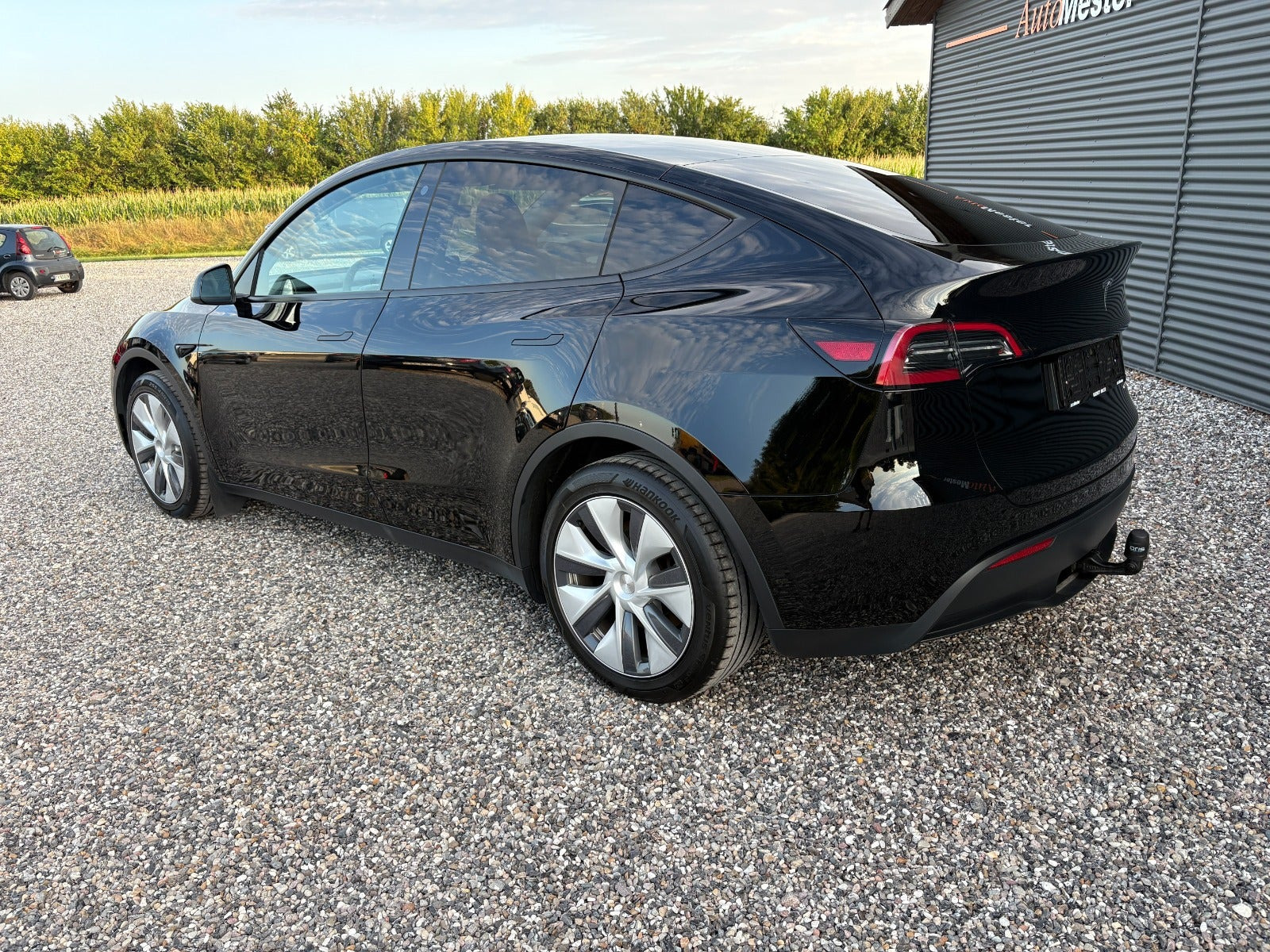 Sort Tesla Model Y fra 2024