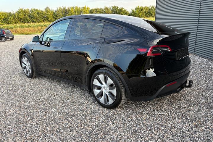 Sort Tesla Model Y fra 2024