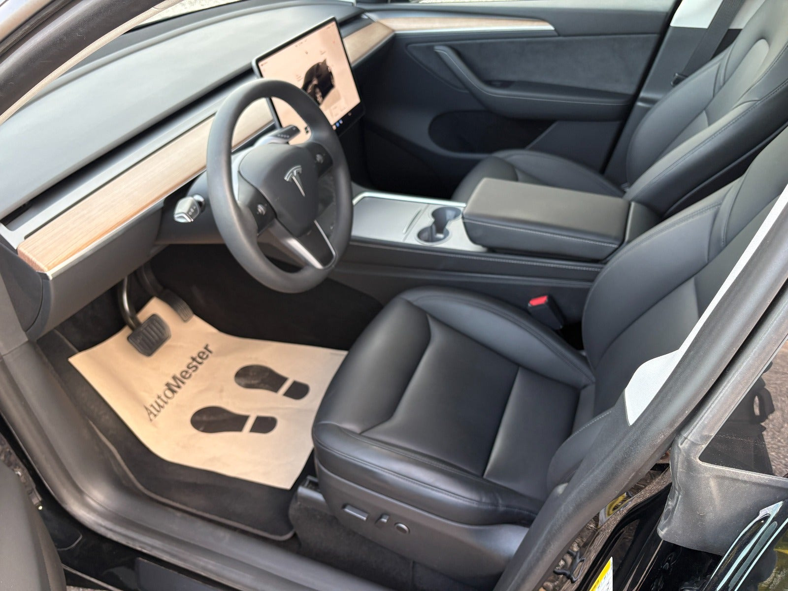 Sort Tesla Model Y fra 2024