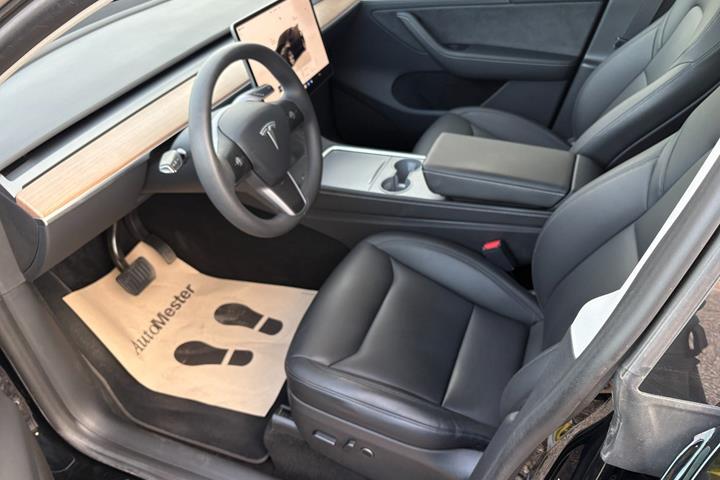 Sort Tesla Model Y fra 2024