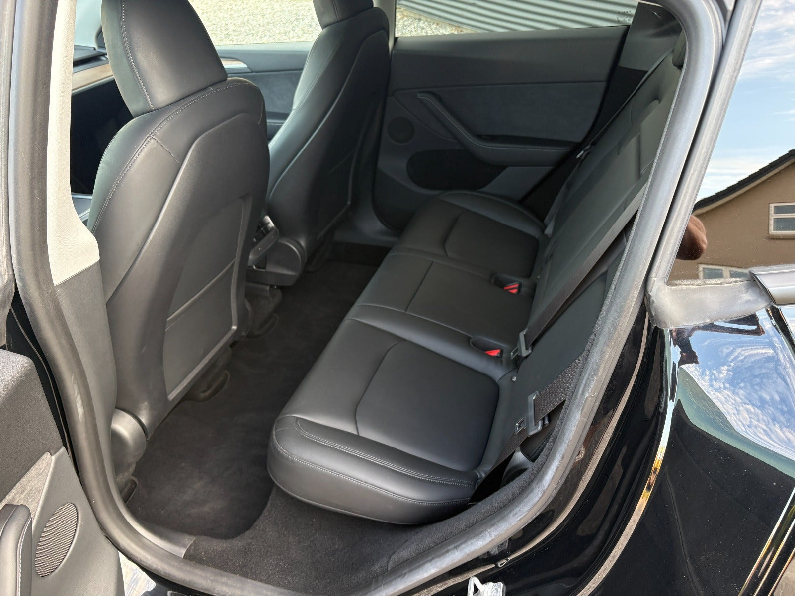 Sort Tesla Model Y fra 2024