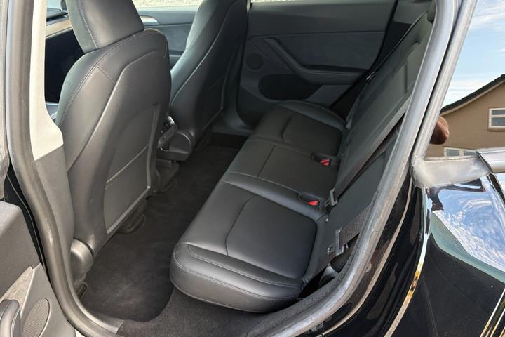 Sort Tesla Model Y fra 2024