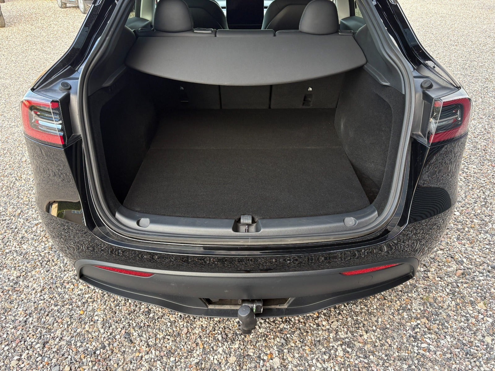 Sort Tesla Model Y fra 2024