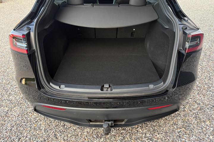 Sort Tesla Model Y fra 2024
